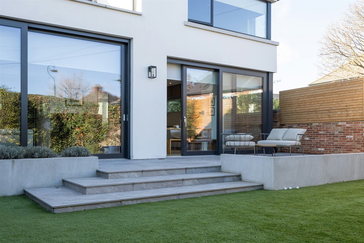 Villa moderne avec baies vitrées résistantes au climat méditerranéen