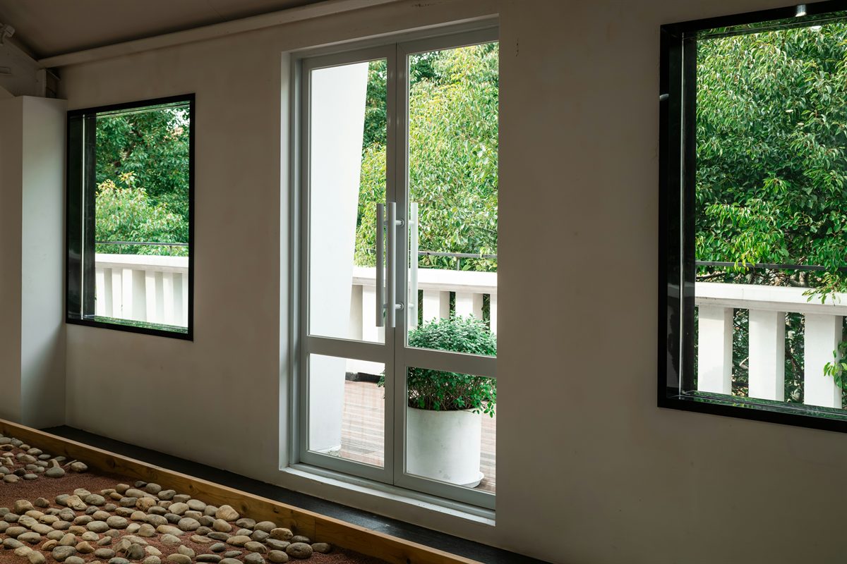 Porte-fenêtre PVC avec protection solaire