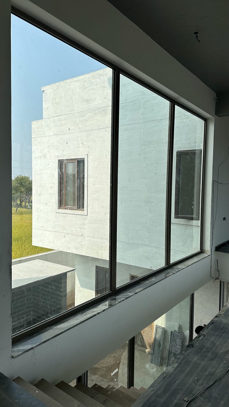 Grandes baies vitrées aluminium d'une construction moderne PROVAL SUD